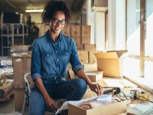 imagem-mulher-estoque-de-produtos-solopreneur